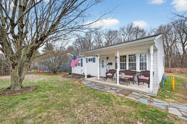 8 Van Wyck Drive, Poughkeepsie, NY 12601