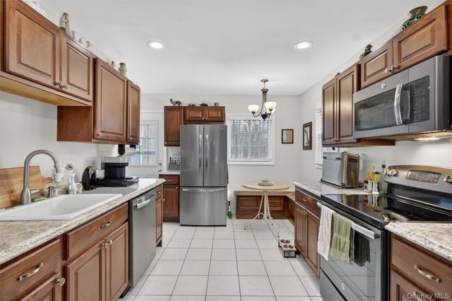 8 Van Wyck Drive, Poughkeepsie, NY 12601