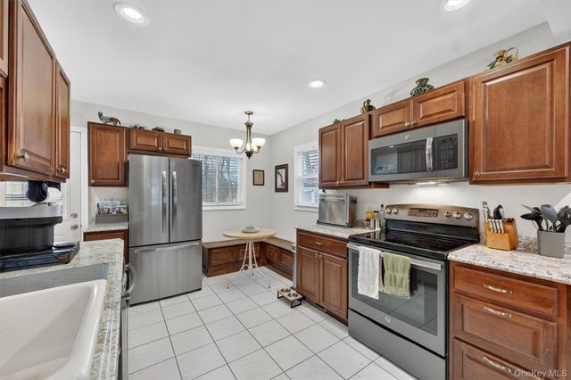 8 Van Wyck Drive, Poughkeepsie, NY 12601