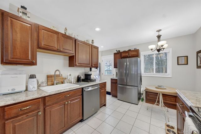 8 Van Wyck Drive, Poughkeepsie, NY 12601