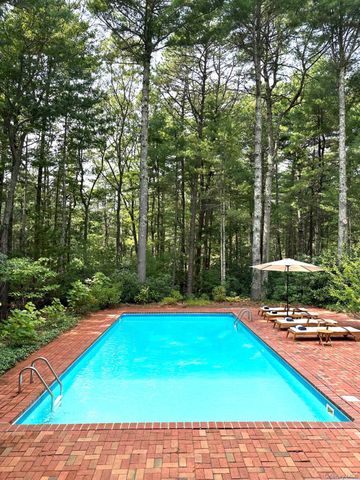 33 Oak Hill Lane, East Hampton, NY 11937