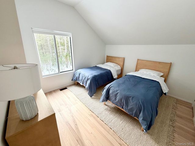 33 Oak Hill Lane, East Hampton, NY 11937