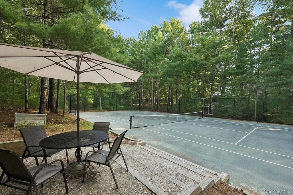33 Oak Hill Lane, East Hampton, NY 11937