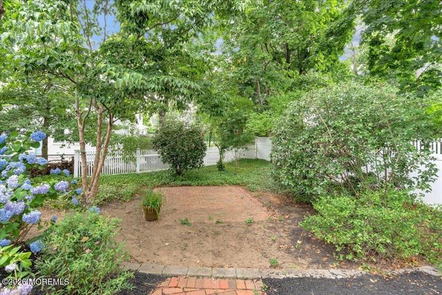 6 Haggers Lane, Fair Haven, NJ 07704