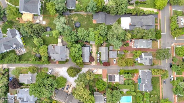 6 Haggers Lane, Fair Haven, NJ 07704