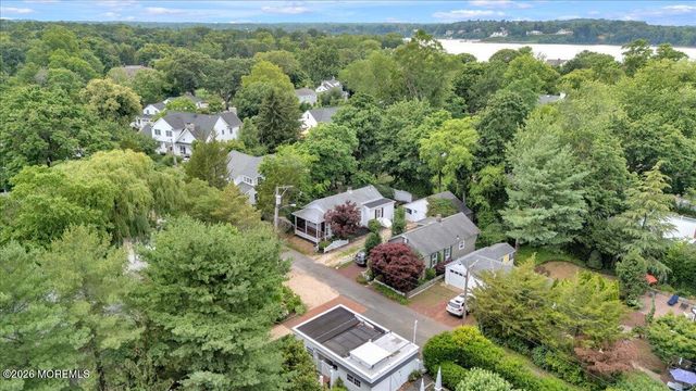 6 Haggers Lane, Fair Haven, NJ 07704