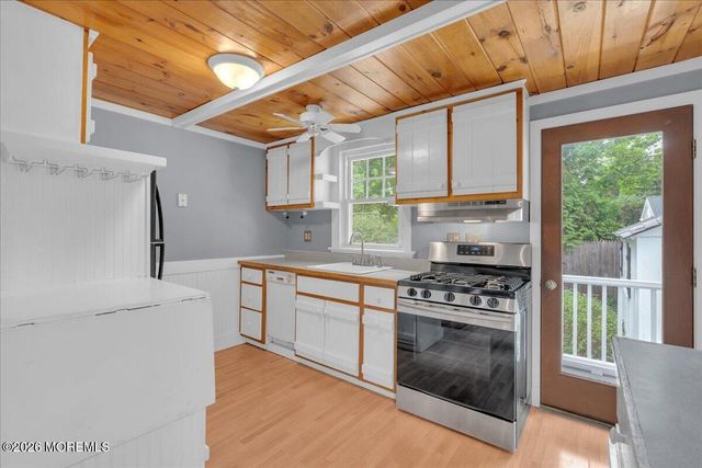 6 Haggers Lane, Fair Haven, NJ 07704