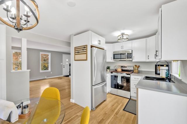 47 Shallow Pond Ln, Falmouth, MA 02536