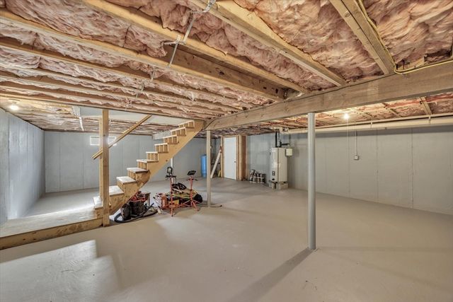 47 Shallow Pond Ln, Falmouth, MA 02536