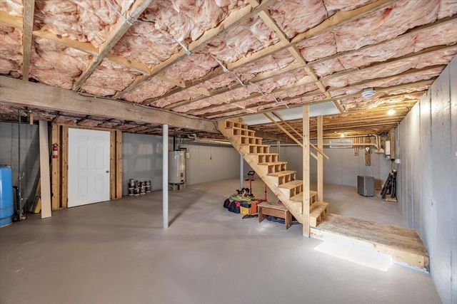 47 Shallow Pond Ln, Falmouth, MA 02536