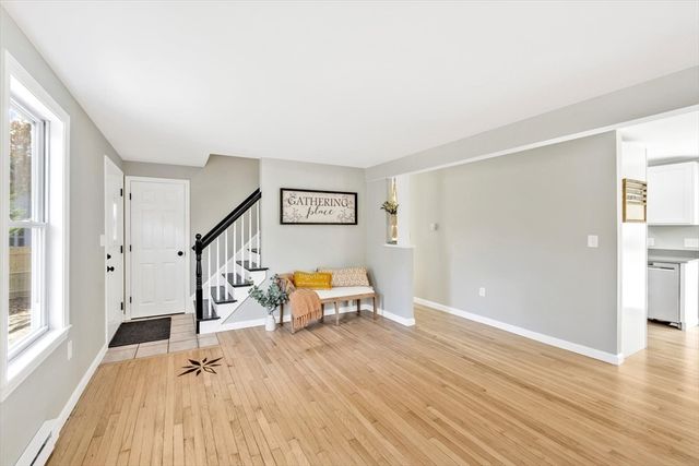 47 Shallow Pond Ln, Falmouth, MA 02536