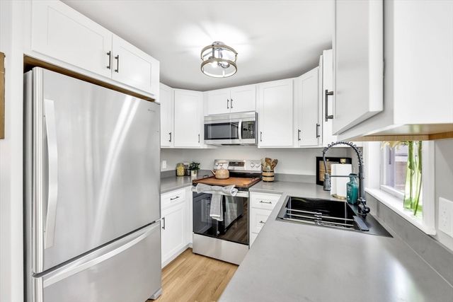 47 Shallow Pond Ln, Falmouth, MA 02536