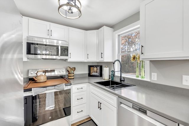 47 Shallow Pond Ln, Falmouth, MA 02536