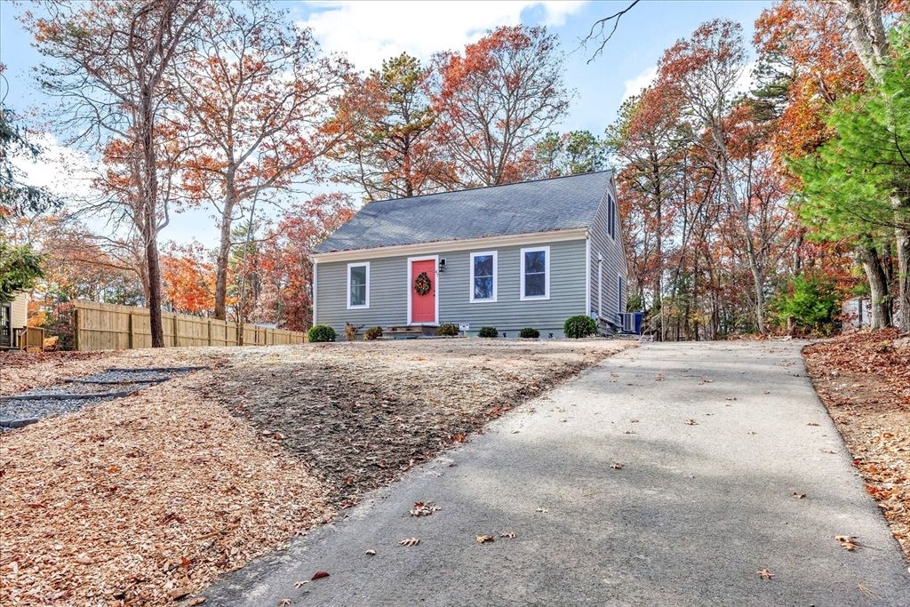 47 Shallow Pond Ln, Falmouth, MA 02536