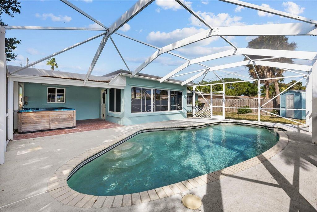 800 SE 13th Court, Deerfield Beach, FL 33441