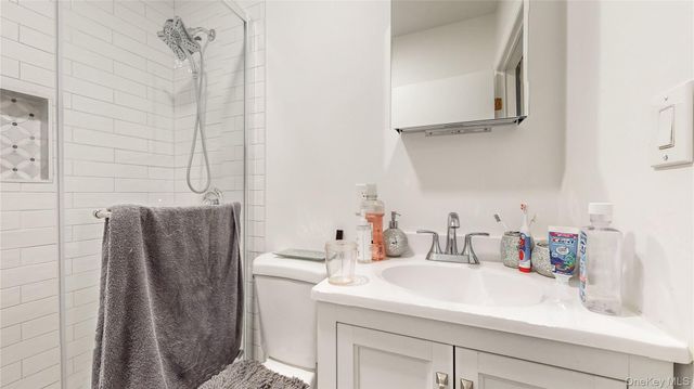 82 Moquette Row N, Yonkers, NY 10703