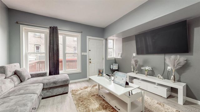 82 Moquette Row N, Yonkers, NY 10703