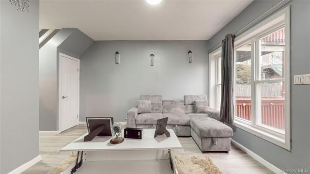 82 Moquette Row N, Yonkers, NY 10703