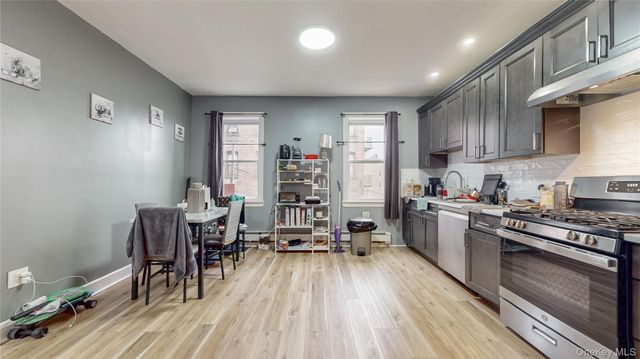 82 Moquette Row N, Yonkers, NY 10703