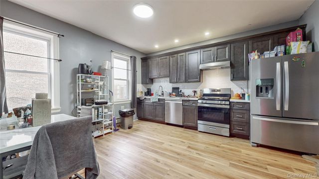 82 Moquette Row N, Yonkers, NY 10703