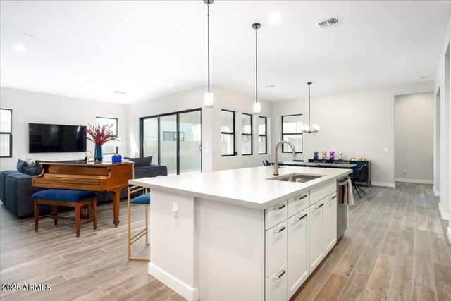 917 E BUIST Avenue, Phoenix, AZ 85042