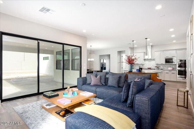 917 E BUIST Avenue, Phoenix, AZ 85042