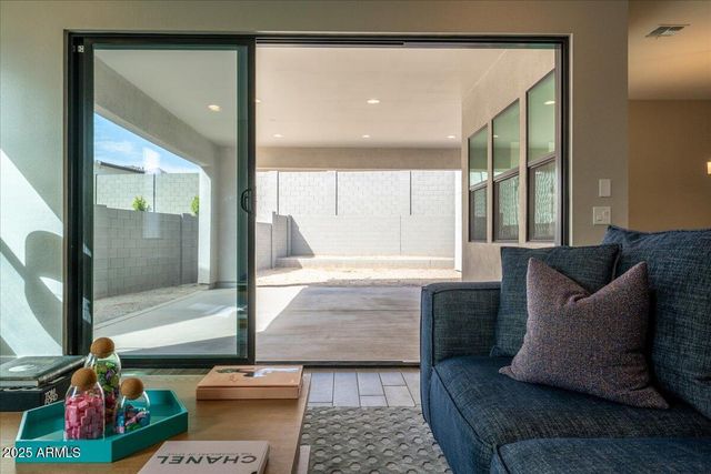 917 E BUIST Avenue, Phoenix, AZ 85042