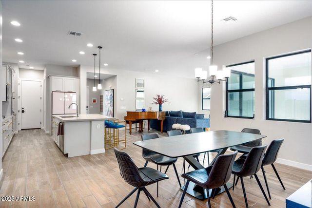 917 E BUIST Avenue, Phoenix, AZ 85042