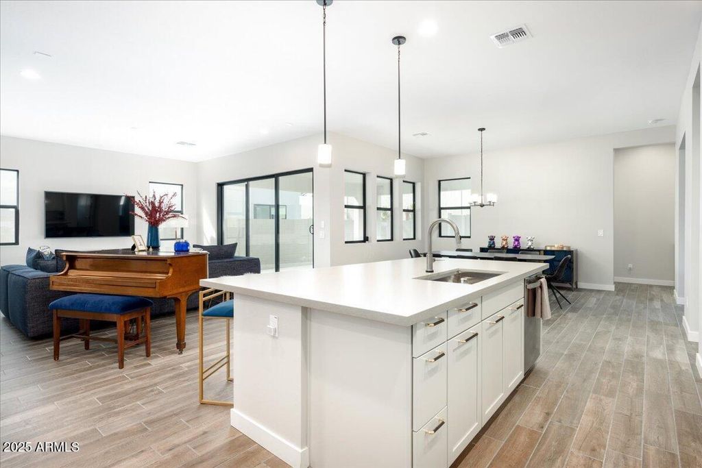 Image 11 of property listing at 917 E BUIST Avenue, Phoenix, AZ 85042