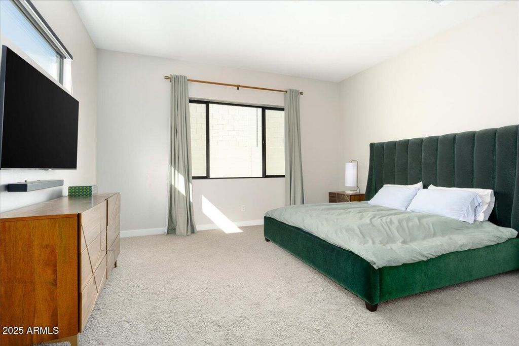 Image 14 of property listing at 917 E BUIST Avenue, Phoenix, AZ 85042