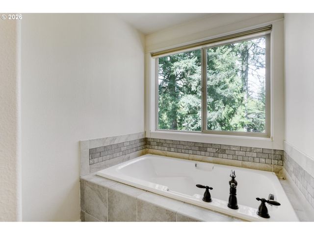 1105 MARYLHURST Dr, West Linn, OR 97068