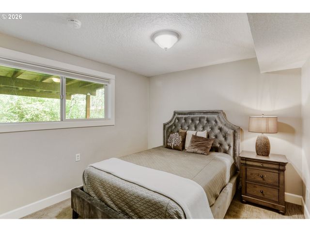 1105 MARYLHURST Dr, West Linn, OR 97068