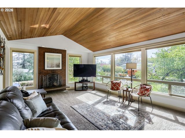 1105 MARYLHURST Dr, West Linn, OR 97068