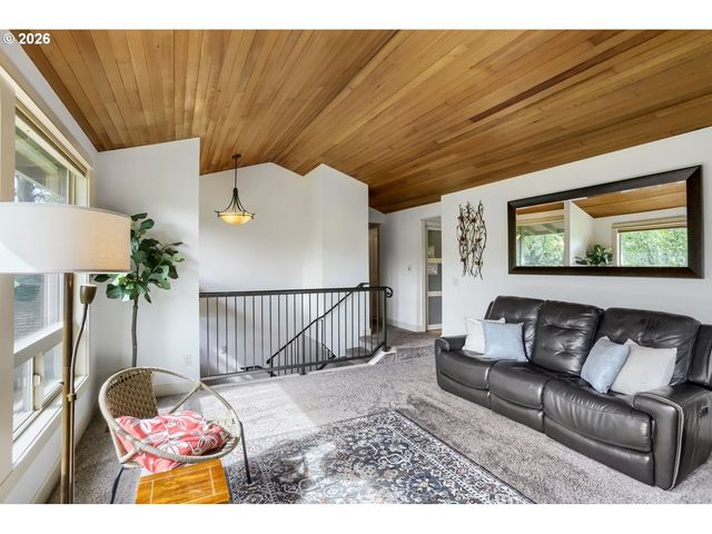 1105 MARYLHURST Dr, West Linn, OR 97068