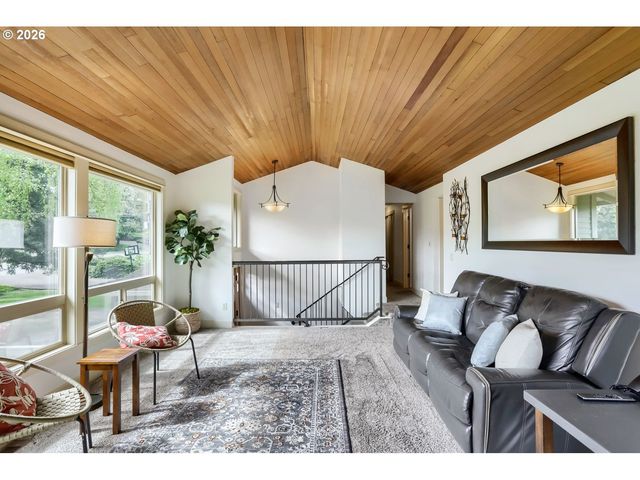 1105 MARYLHURST Dr, West Linn, OR 97068