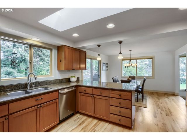 1105 MARYLHURST Dr, West Linn, OR 97068