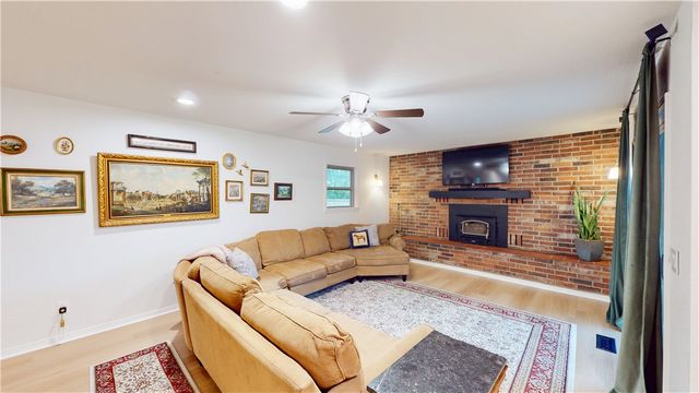 701 E Pleasant Vw, Rogers, AR 72756