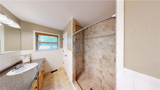 701 E Pleasant Vw, Rogers, AR 72756
