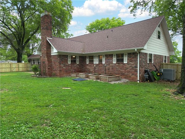 701 E Pleasant Vw, Rogers, AR 72756