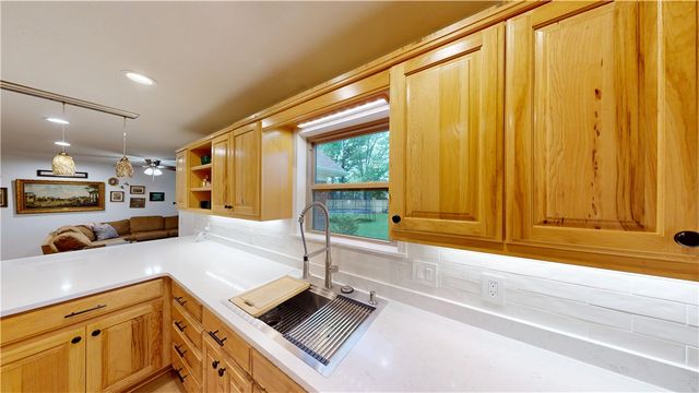 701 E Pleasant Vw, Rogers, AR 72756