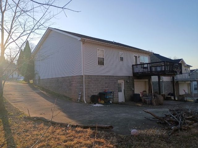 2948 Core Dr, Clarksville, TN 37040