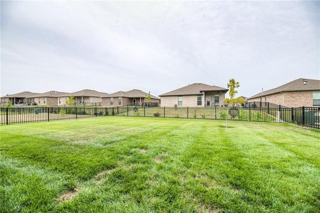 7546 Mccormick Drive, Shawnee, KS 66227