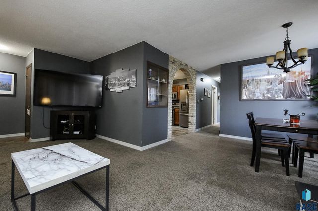 2612 S Willow Ave, Sioux Falls, SD 57105