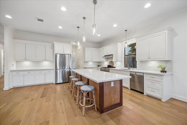 1010 W 42nd Street, Houston, TX 77018