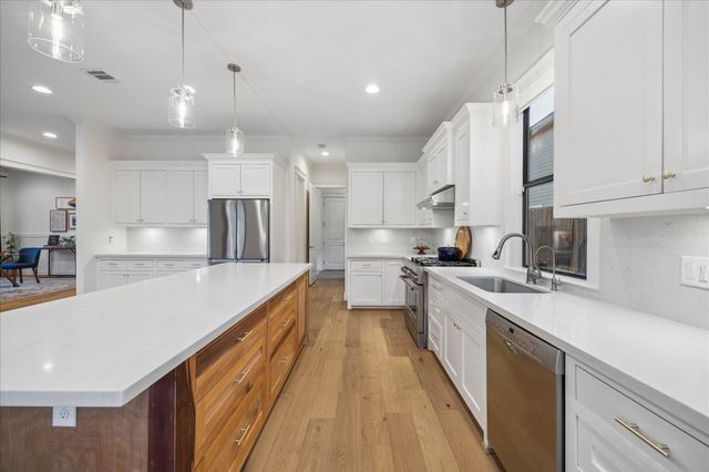 1010 W 42nd Street, Houston, TX 77018