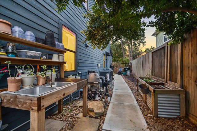 1010 W 42nd Street, Houston, TX 77018