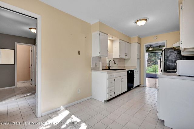 929 Grenoble Drive, B, Lansing, MI 48917