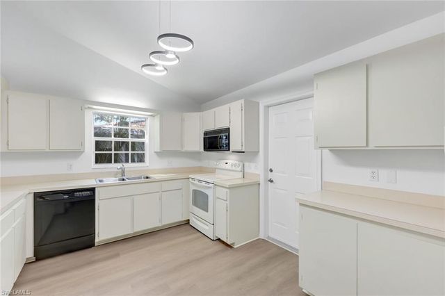 812 102nd AVE N, Naples, FL 34108