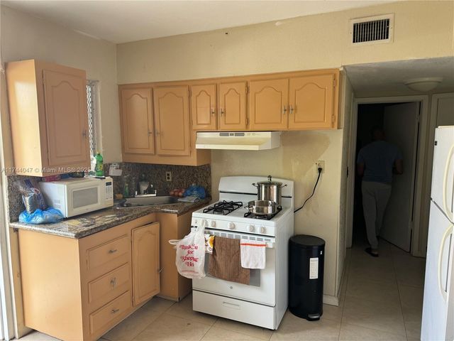 655 NE 135th St, North Miami, FL 33161