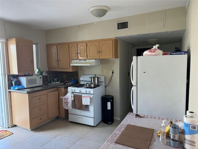 655 NE 135th St, North Miami, FL 33161